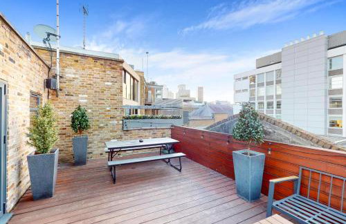 Stylish Penthouse with City Views and Aircon - Pass the Keys - Photo 22