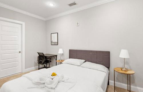 Lavish 1BR with Pool & Gym Access - Foto 24