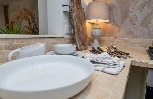 Heron Stays Bath- Historic Pub Retreat, Original Beams, Parking, Sleeps 9, 3 Miles to Bath Central - Photo 8