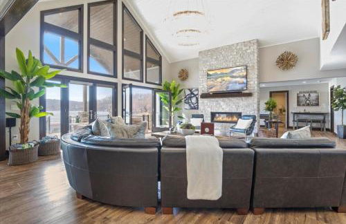 LOTO Pointe, Updated Luxury Home w/ Boat & PWC Slip, Boat Ramp, Firepits, Pool Table & More! - Foto 3