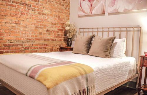 Private Boutique Getaway - Fireplace & Soaking Tub - Downtown Loft - by Cross-Key Vacation Rentals - Foto 7