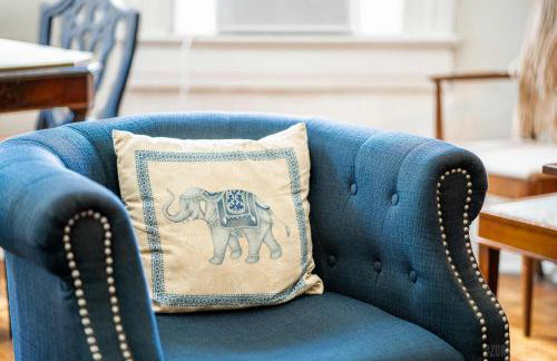 Step Back in Time Charming Victorian with Modern Amenities - Foto 38