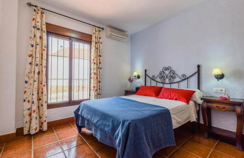 Stunning Home In Estepa With Wifi - Photo 28