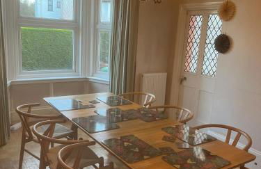 Spacious 4 Bed House Ideal for Races - Photo 23