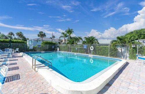 Sun Plaza by Coastal Chic Vacations - Private Beach Access with Pool and Tennis - Photo 14