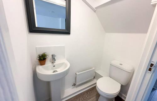 Chestnut House by Blue Skies Stays - Photo 16