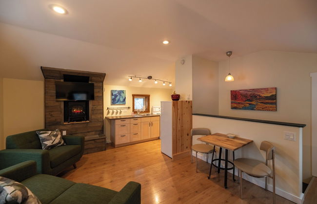 Downtown Whitehorse - Treehouse - Photo 11