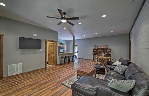 Camp Monroe in Bloomington with Deck and Views! - Foto 1