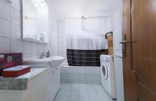 Red Roses-Traditional House - Photo 40