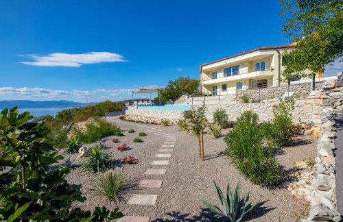 Luxury Villa Oštro with pool & Krk bridge view - Photo 73