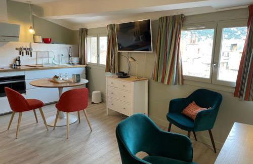 Au cœur du vieux Toulon au calme appartement rénové climatisé confortable étage élevé avec ascenseur proche parking et toutes commodités - Foto 4