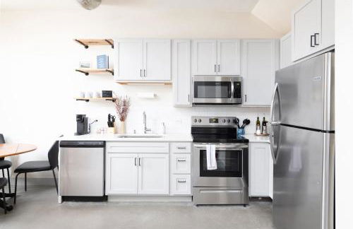 Spacious Luxury 2BR Apt Near Fiserv with Parking - Foto 4