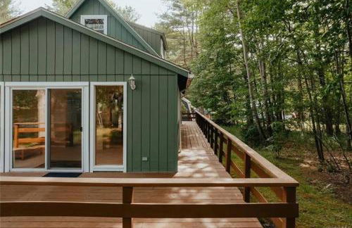 Lakefront with Lots of Light and Private Dock Access - Foto 8