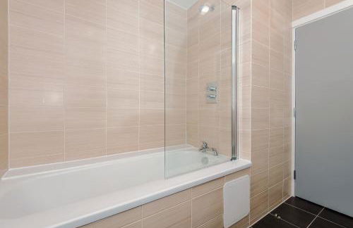 Luxury 2-Bed Apt by Royal Albert Dock & M&S Arena - Foto 27