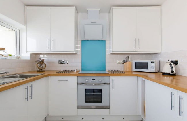 Two Bed Seafront Escape in East Wittering - Photo 36