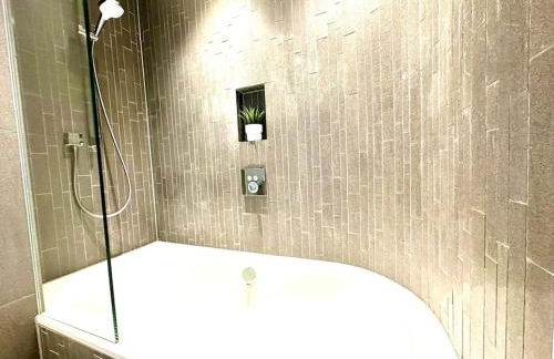 Sea View Ultra Modern 2 bedroom Apartment - 1 Min Walk to the Best Beach! - Great Location - FREE Parking - Fast WiFi - Smart TV - sleeps up to 4! Close to Purbeck, Corfe Castle, Sandbanks, Poole & Bournemouth - Foto 16