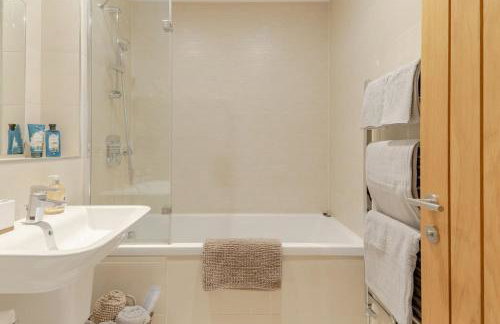 Elegant Epsom Family - Photo 5