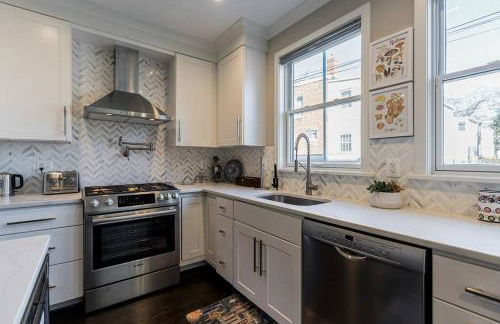 Urban Oasis 3 BDR 2 and Half Baths Queen Sofa Bed in Living room and Free Parking - Foto 7