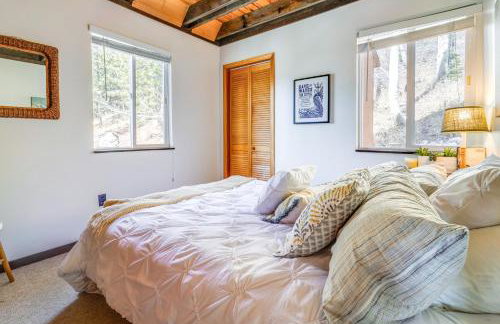 Serene Lakes Cabin with Deck Dog Friendly! - Foto 12