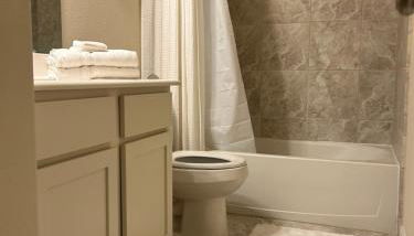 Sleeps 8 comfortably! Super location! - Foto 2