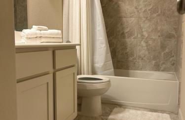 Sleeps 8 comfortably! Super location! - Foto 2