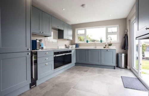 Stylish 2 bed pet-friendly coastal retreat - Foto 25