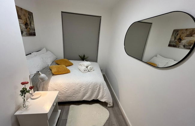 Elegant 3 Bedroom Flat with Garden Oasis - Photo 13