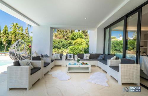 Remarkable 5-BDRM Villa - Heated POOL & GYM - Photo 8