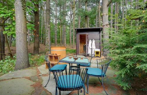 Magical Metamora Cottage with Fire Pit, Pond, Deck! - Foto 31