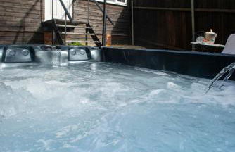 Stillness Cottage - Secluded Hut with a Private Hot Tub - Photo 14