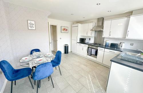 Luxury 4 Bed House - Free Parking - Contractors - Relocators - Foto 10