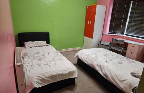 Stunning 4 bed house with huge garden and parking - Foto 32