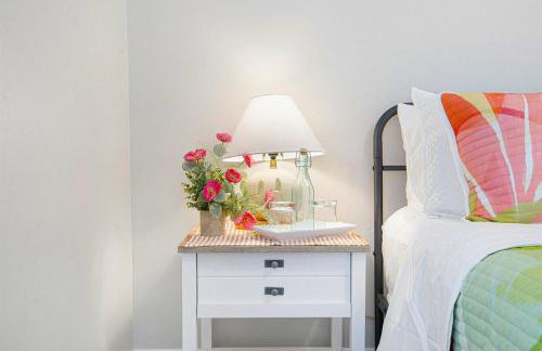 Gritz & Giggles, Where Southern Charm Meets Belly Laughs - Foto 8