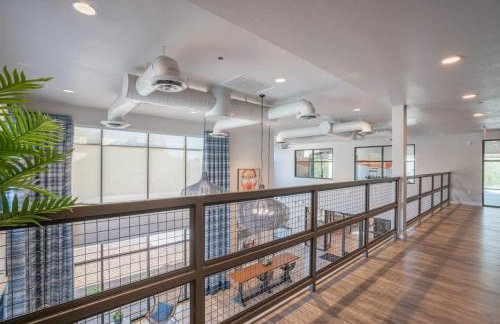 Trendy 2BD Gym Pool Parking WD Sleeps 8 - Foto 14