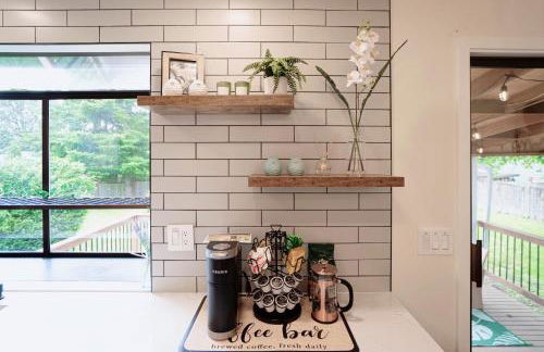 Spacious Modern Retreat w Game Room and Yard - Foto 16