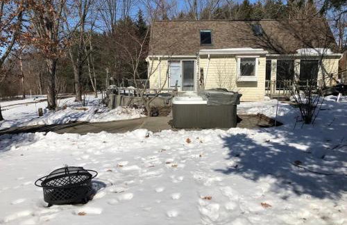 The Sunflower - Hot Tub Hideaway on 13 Wooded Acres - Fire Pit - Lake View - Near Keuka & Seneca Lake - Pet-Friendly - Foto 23