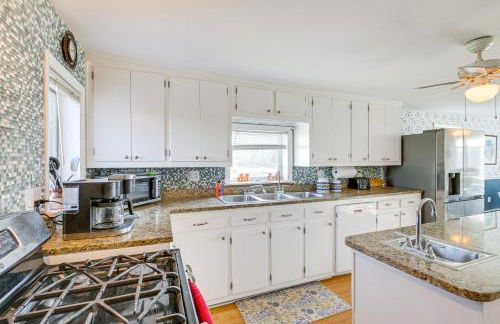 Cherryfield Home with Decks On Historic Horse Farm - Foto 7