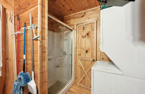 Cozy Creekside Cabin with Wraparound Porch home - Foto 21