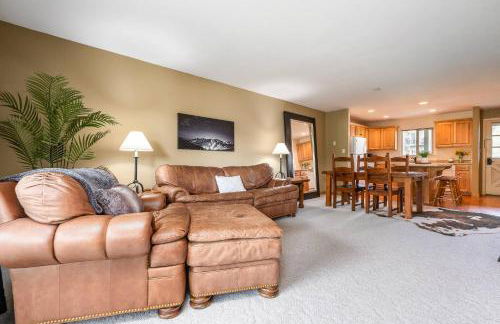 Ski Town Hideaway | Fireplace + Walk to Downtown - Foto 17