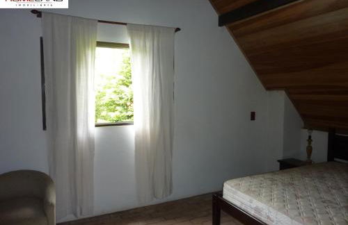 Linda casa em condomínio ecológico de alto padrão a 1h de SP, Terreno de 1500m2 com amplo gramado e piscina, WiFi para Home Office, Área gourmet com churrasqueira, forno de pizza e lareira aconchegante - Foto 19