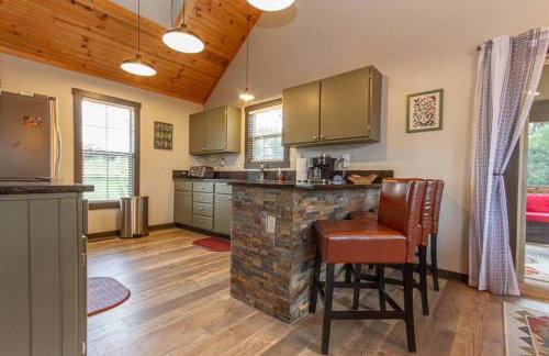 Gorgeous cabin 3bdrm/3bth, hot tub, fireplace, kid/pet friendly - Foto 29