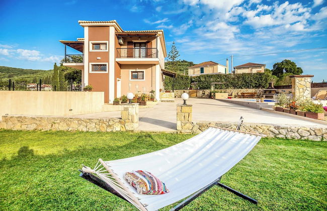 Maggie Alonia - Photo 24