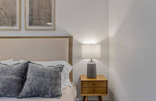 5th St Getaway w Sauna Hot tub Firepit & Game Room - Foto 2