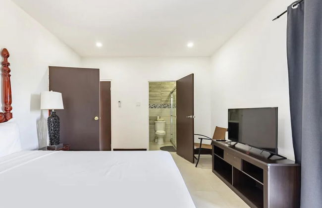 Apt - Gated Community-sleeps 4-balcony-parking - Foto 3