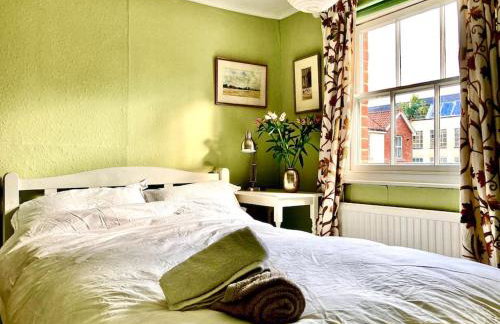 Charming 1 bed loft in 16C house in city centre - Foto 2