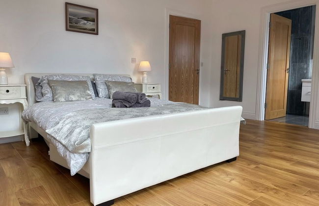 Luxury Waterfront Apartment - Photo 2