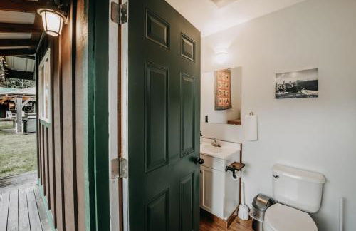 72MF - Rustic - Pets Ok - Sleeps 2 cabin - Photo 14