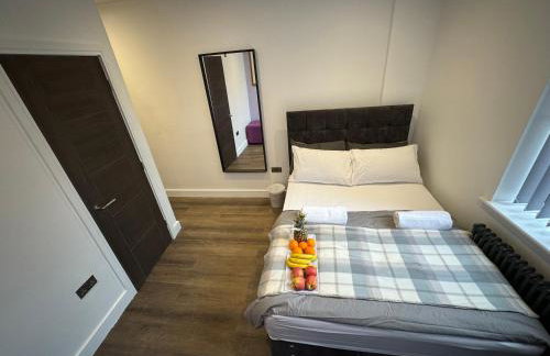 Luxury 6-Bed House - 6 En Suite- Jaquzzi Baths - Private Parking - Suitable for contractors - Foto 41