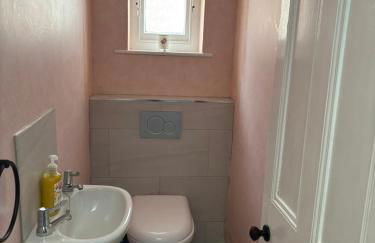 Tenby Victorian Villa with parking, pets allowed - Photo 31