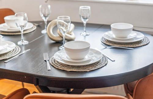 3BR Kingswood Cottage with Detached Unit - Photo 26